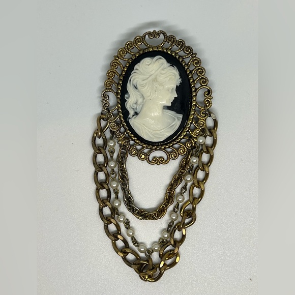 Victorian-Inspired Gold and Black Brooch with Chains - Picture 3 of 8